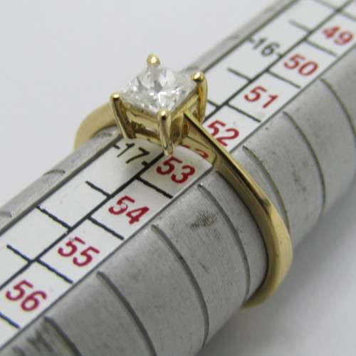 18kt Gold ring with 0.3ct diamond - color J/K - clarity VS/SI - weighs 2.4g - size M/6