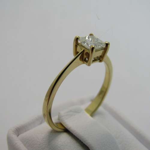 18kt Gold ring with 0.3ct diamond - color J/K - clarity VS/SI - weighs 2.4g - size M/6
