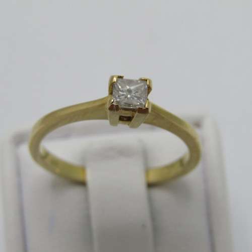 18kt ring with 0.21ct diamond - color I/J - clarity VS/SI - weighs 2.7g - size M/6