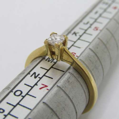 18kt ring with 0.21ct diamond - color I/J - clarity VS/SI - weighs 2.7g - size M/6