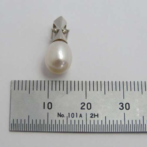 18 kt white gold diamonds and pearl pendant - Weighs 1,9 grams