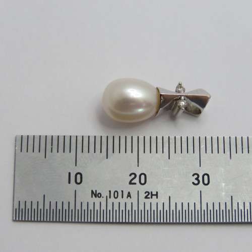 18 kt white gold diamonds and pearl pendant - Weighs 1,9 grams