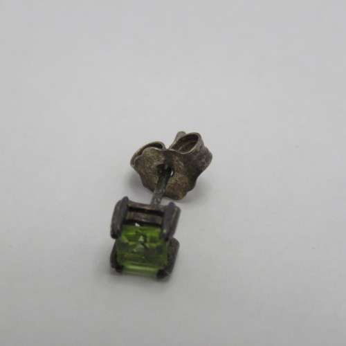 Pair of sterling silver earrings with green stones - Possibly peridots - Weighs 1,2 g