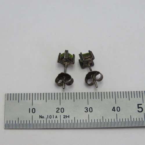 Pair of sterling silver earrings with green stones - Possibly peridots - Weighs 1,2 g