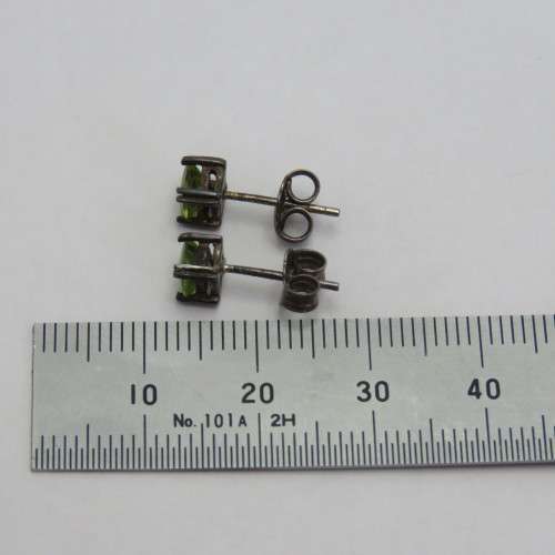 Pair of sterling silver earrings with green stones - Possibly peridots - Weighs 1,2 g