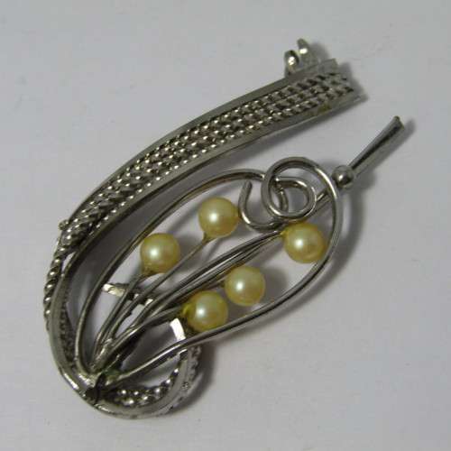 Costume jewellery brooch - vintage