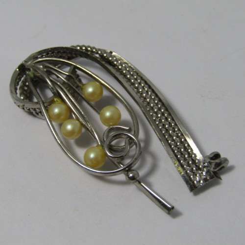 Costume jewellery brooch - vintage