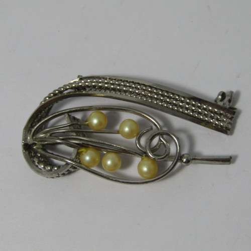 Costume jewellery brooch - vintage