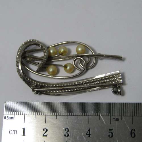 Costume jewellery brooch - vintage