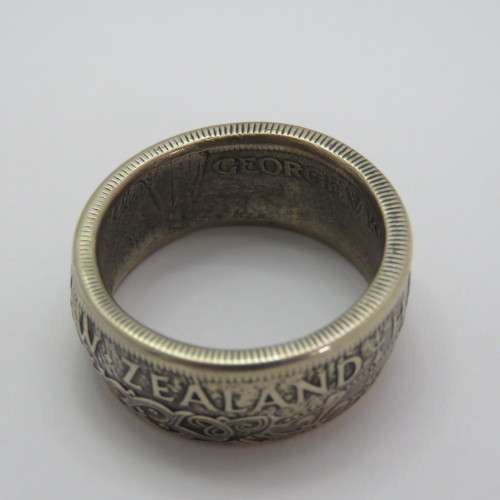 Mens ring made from New Zealand 1934 silver half crown - Size W 1/2