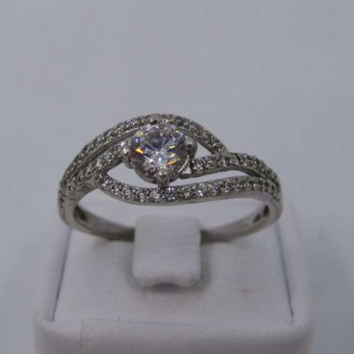 Sterling Silver ring with Cubic Zirconia - weighs 2.8 grams - size T/10
