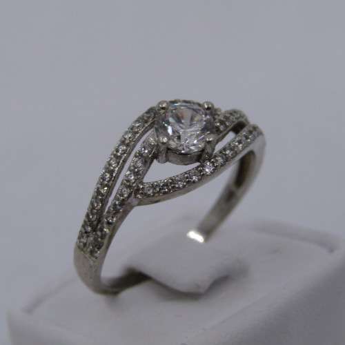 Sterling Silver ring with Cubic Zirconia - weighs 2.8 grams - size T/10