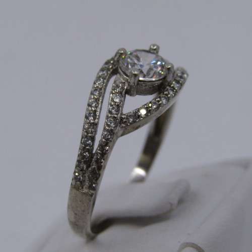 Sterling Silver ring with Cubic Zirconia - weighs 2.8 grams - size T/10