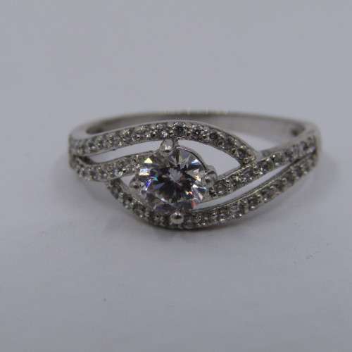 Sterling Silver ring with Cubic Zirconia - weighs 2.8 grams - size T/10