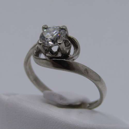 Sterling Silver ring with Cubic Zirconia - weighs 2.7 grams - size Q/8