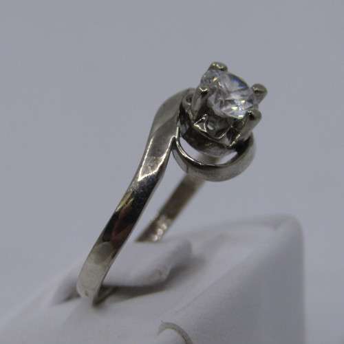 Sterling Silver ring with Cubic Zirconia - weighs 2.7 grams - size Q/8