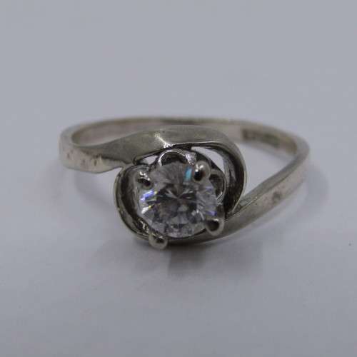 Sterling Silver ring with Cubic Zirconia - weighs 2.7 grams - size Q/8