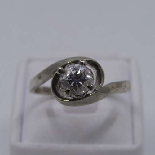 Sterling Silver ring with Cubic Zirconia - weighs 2.7 grams - size Q/8