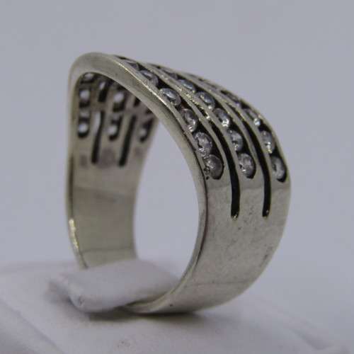 Sterling Silver ring with Cubic Zirconia - weighs 6.6 grams - size T/10