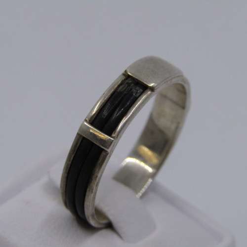 Sterling Silver ring with elephant hair - weighs 3.1 grams - size X/11