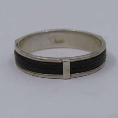 Sterling Silver ring with elephant hair - weighs 3.1 grams - size X/11