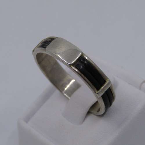 Sterling Silver ring with elephant hair - weighs 3.1 grams - size X/11