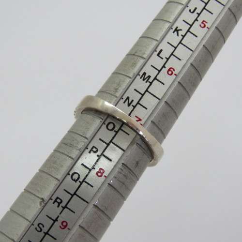 Sterling silver ring with clear stones - Weighs 3,2 grams - Size N 1/2