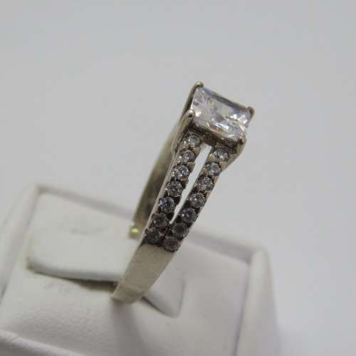 Sterling silver ring with clear stones - Weighs 3,2 grams - Size N 1/2