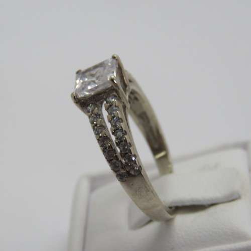 Sterling silver ring with clear stones - Weighs 3,2 grams - Size N 1/2