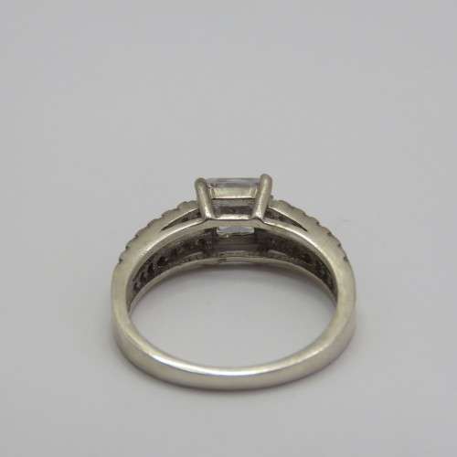 Sterling silver ring with clear stones - Weighs 3,2 grams - Size N 1/2
