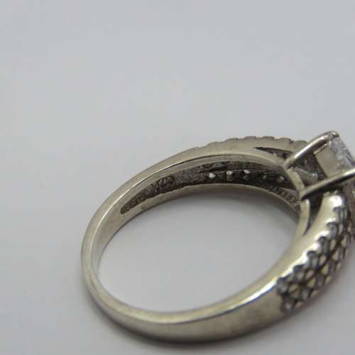 Sterling silver ring with clear stones - Weighs 3,2 grams - Size N 1/2