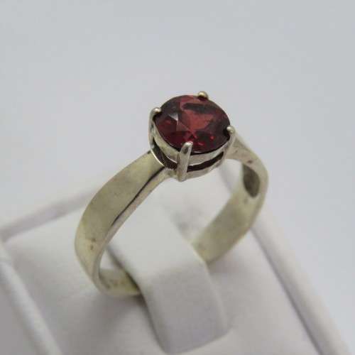Sterling silver ring with red stone - Weighs 2,2 grams - Size N
