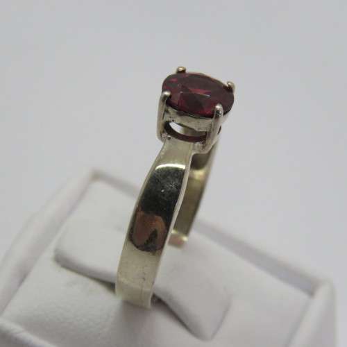 Sterling silver ring with red stone - Weighs 2,2 grams - Size N