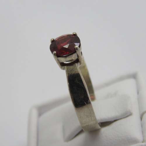 Sterling silver ring with red stone - Weighs 2,2 grams - Size N