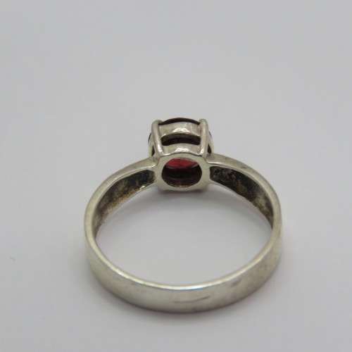 Sterling silver ring with red stone - Weighs 2,2 grams - Size N