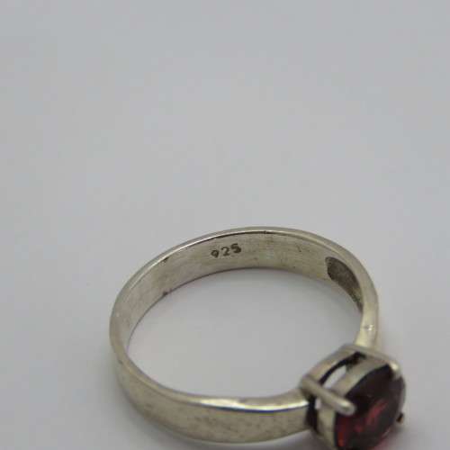 Sterling silver ring with red stone - Weighs 2,2 grams - Size N
