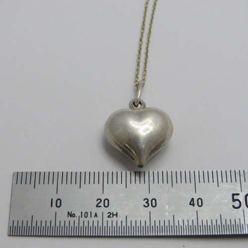 Sterling silver necklace with heart pendant - Weighs 3,0 grams - Length 42,5 cm