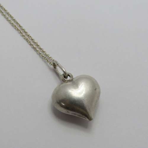 Sterling silver necklace with heart pendant - Weighs 3,0 grams - Length 42,5 cm