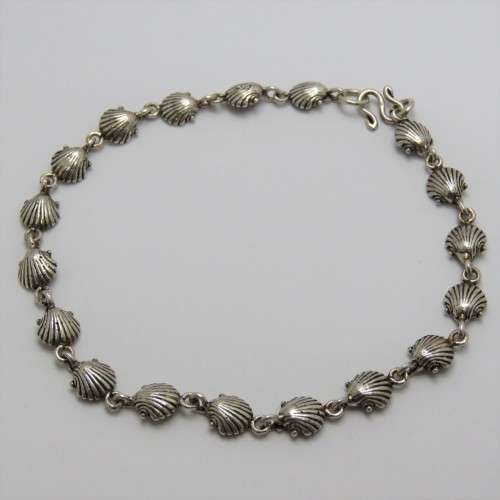 Sterling silver scallop shell bracelet - Weighs 10,8 grams - Length 25 cm