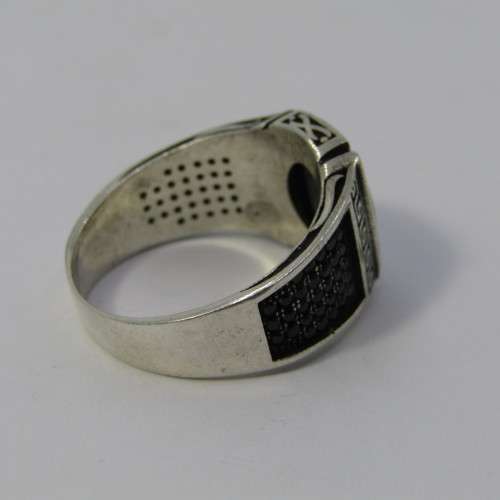 Sterling Silver ring with black stones and onyx - weighs 7,5g - size U/10