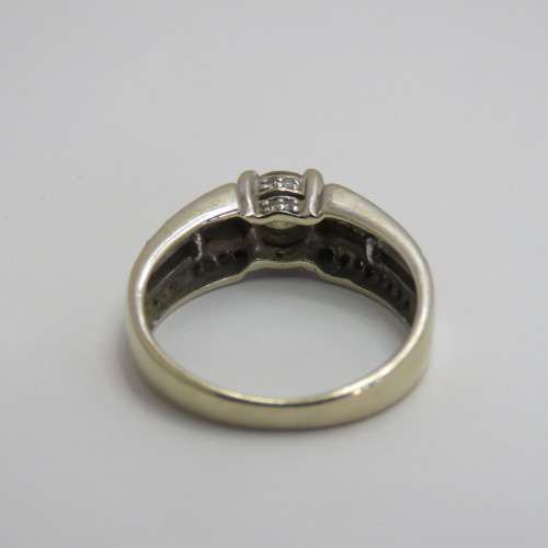18kt White gold diamond ring with 0,504 ct diamond (colour J, SI2) and about 60 smaller diamonds