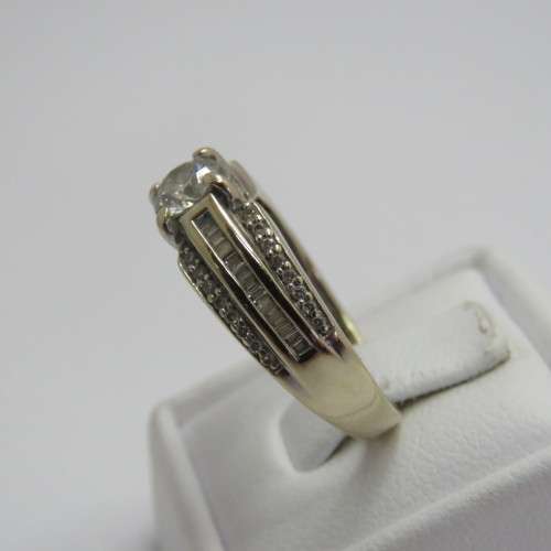 18kt White gold diamond ring with 0,504 ct diamond (colour J, SI2) and about 60 smaller diamonds