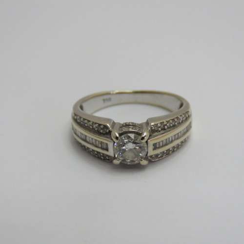 18kt White gold diamond ring with 0,504 ct diamond (colour J, SI2) and about 60 smaller diamonds