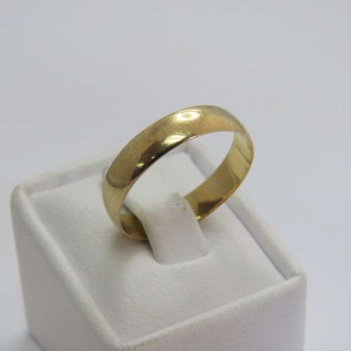 9kt Yellow gold wedding band ring - Weighs 1,6 g - Size N 1/2