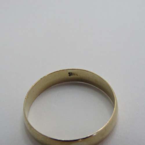 9kt Yellow gold wedding band ring - Weighs 1,6 g - Size N 1/2