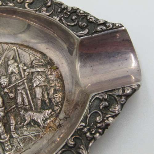 Silver ashtray with Musketeer theme in centre