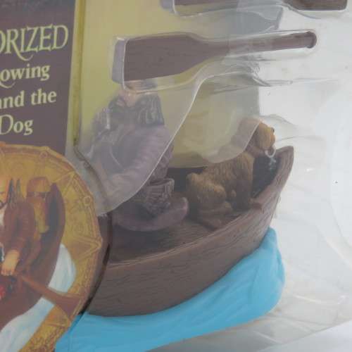 Disney Zizzle Motorized Skiff rowing Pintel and the Prison dog - Pirates of the Caribbean