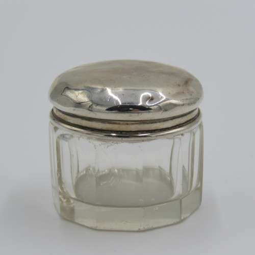 Small glass container with sterling silver hallmarked lid - Total weight 24,2 g