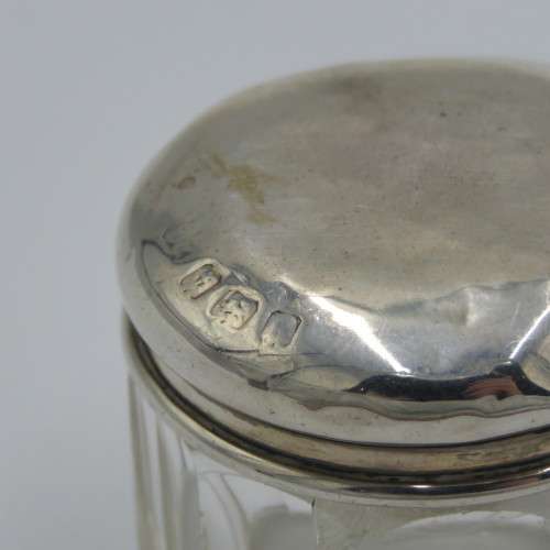 Small glass container with sterling silver hallmarked lid - Total weight 24,2 g