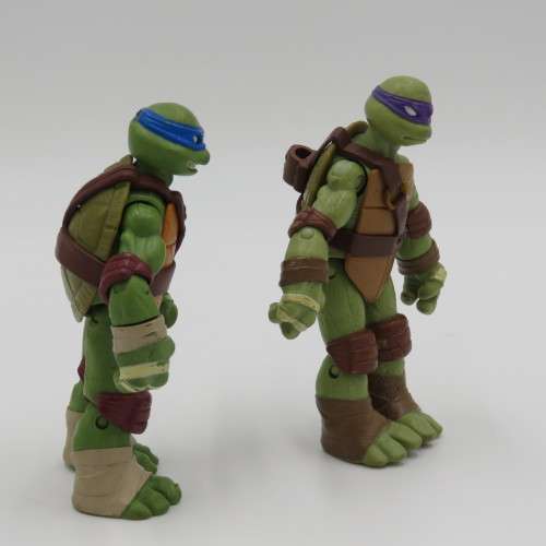 Pair of Ninja Turtles figurines - 2012 Viacom - No weapons